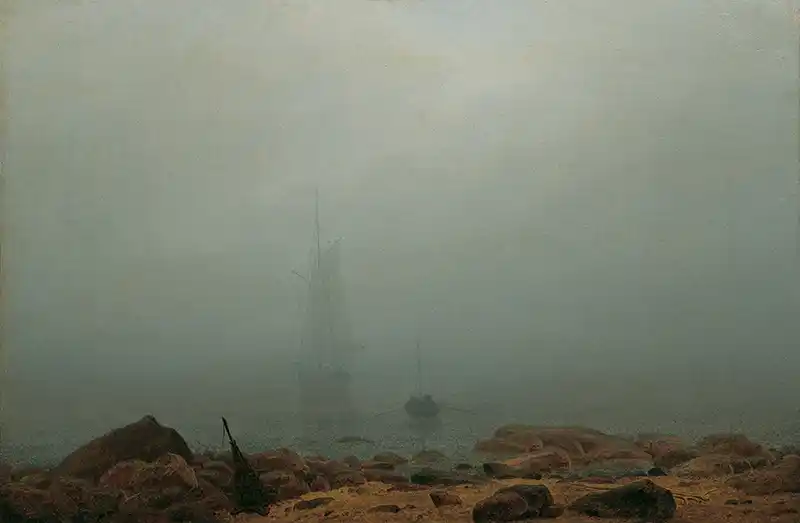 Meeresstrand im Nebel